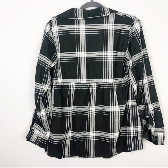 Liz Lange Black & White Maternity Top - Picture 5 of 6